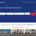 Рука держит смартфон с открытым приложением для поиска авиабилетов на фоне карты мира.